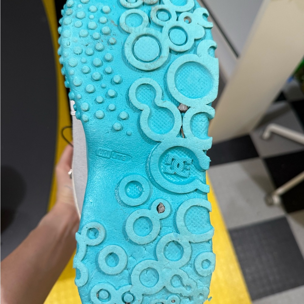 White and Teal Snowboarding Boots - Picture 6 of 12